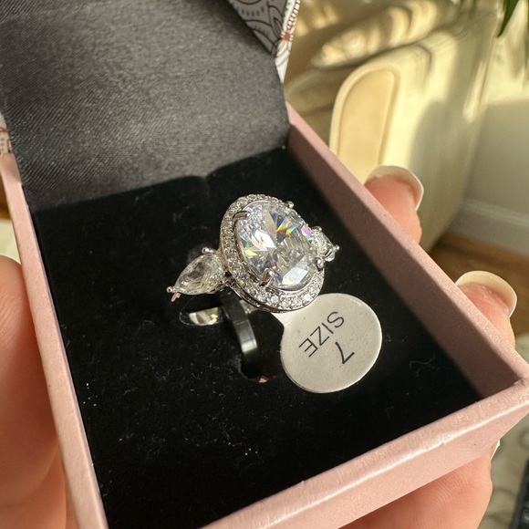 Beautiful Solitaire PEERMONT Jewerly Ring - Picture 5 of 6